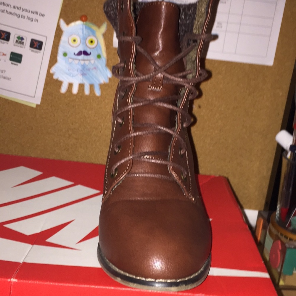 Boots/heels - Picture 2 of 2